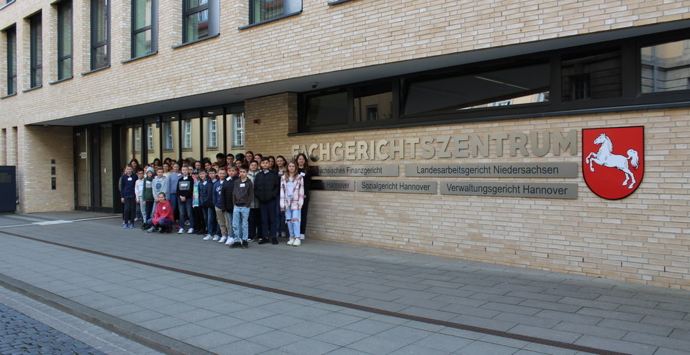 Außenansicht Fachgerichtszentrum Hannover mit den 41 Boys und Gils